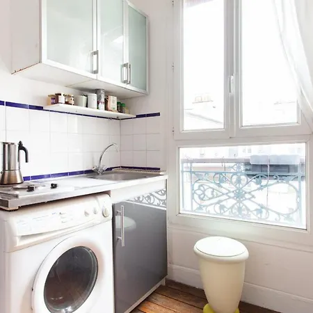 Superb Charming Studio Near Sacre Coeur דירה *